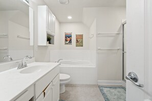 Shower, jetted tub, hair dryer, towels - Spacious 4BR Coastal Retreat in Bay Creek – Beach & Golf (Cape Charles)