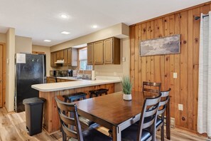 Dining - “Bearly-Be-Haven” w/hot tub, firepit, Bearly-Be-Haven (Basye)