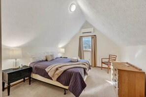 3 bedrooms, iron/ironing board, WiFi, bed sheets - “Bearly-Be-Haven” w/hot tub, firepit, Bearly-Be-Haven (Basye)