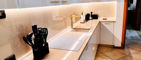 Kjøleskap, mikrobølgeovn, ovn og kokeplater