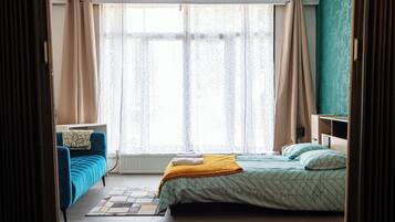 1 slaapkamer, een bureau, geluiddichte muren