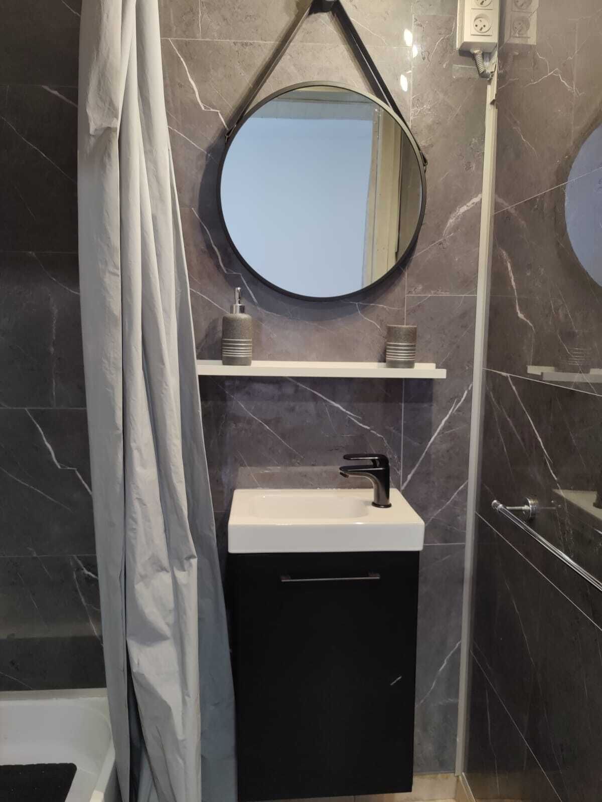 Douche, sèche-cheveux, serviettes fournies, savon