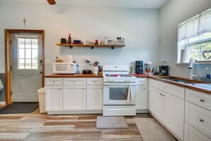 Fridge, microwave, stovetop, coffee/tea maker - Kentucky Retreat Near Williamstown Lake! (Williamstown)