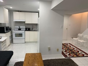 ثلاجة، ميكروويف، فرن، موقد طهي مسطح