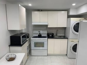 ثلاجة، ميكروويف، فرن، موقد طهي مسطح