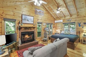 1 bedroom, free WiFi, bed sheets - Mountain Top cabin when you need a break from EVERYTHING! Last min ok. No min nt (Cherry Log)