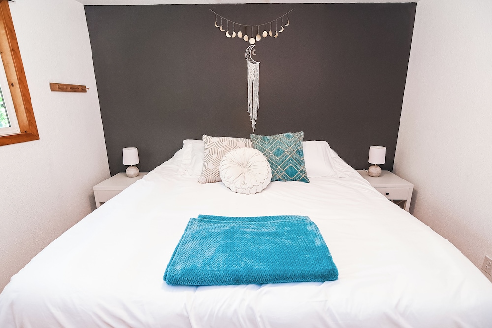 Perfect Waterfront Getaway between the Lakes Montello Vrbo