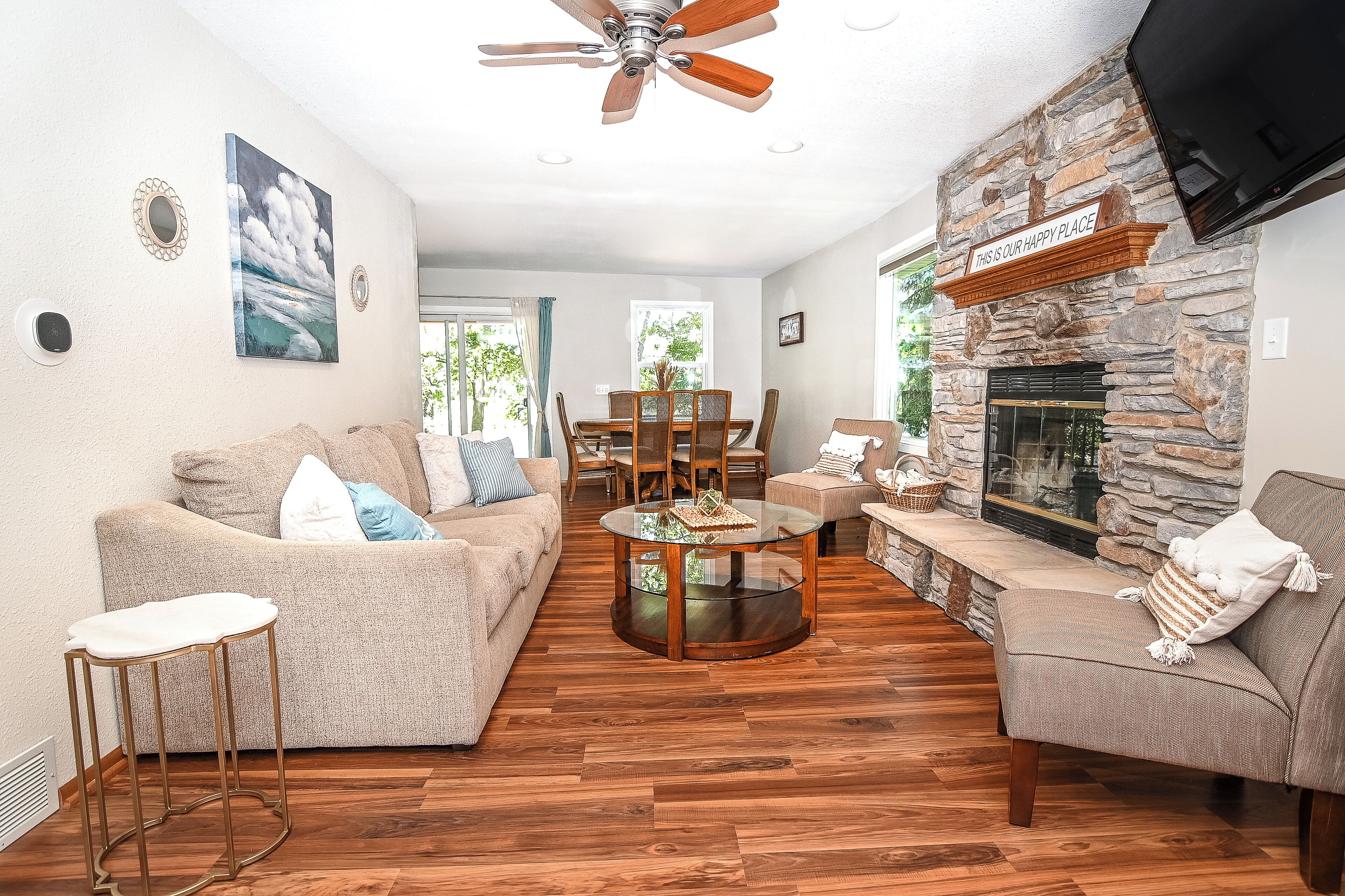 Een smart-tv en een open haard