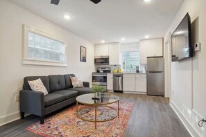 冰箱、微波炉、烤箱、炉灶