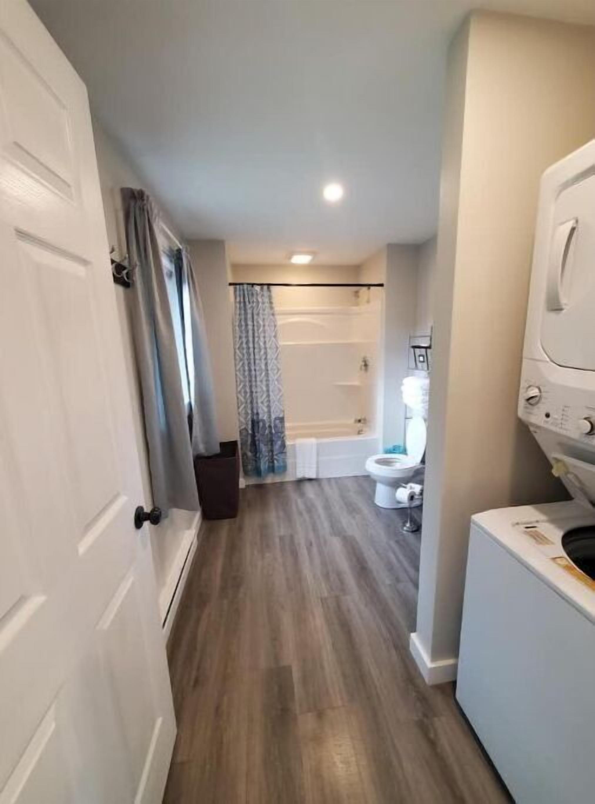 Secador de pelo, toallas, jabón, shampoo