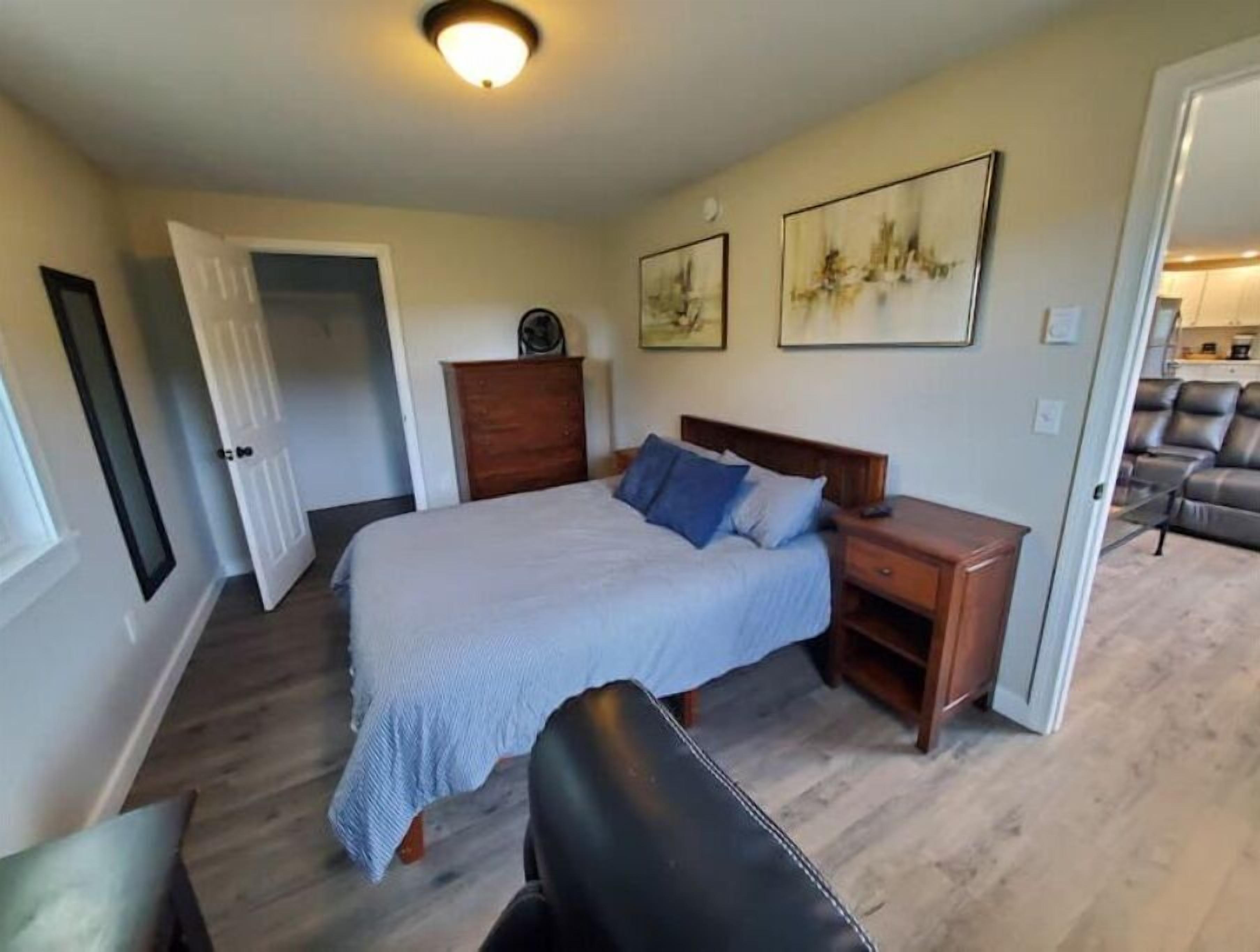 2 habitaciones, escritorio, tabla de planchar con plancha y wifi gratis 