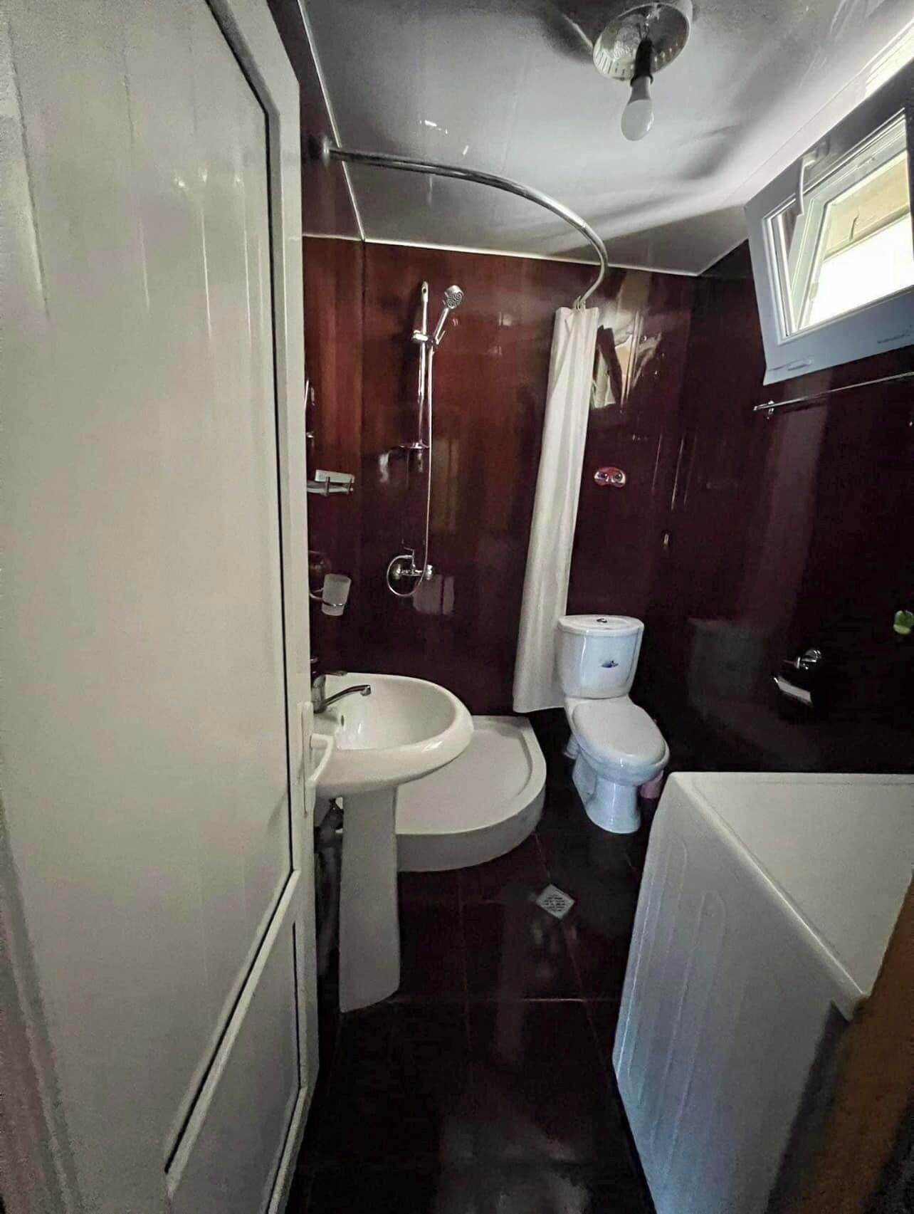 Un baño pequeño con lavamanos, inodoro y ducha.