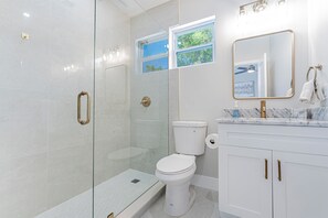 Douche, serviettes fournies