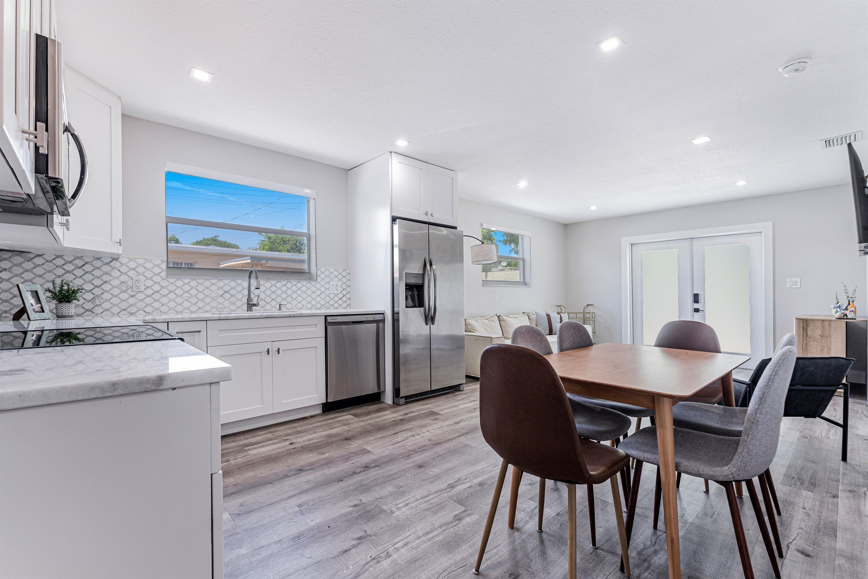 Refrigerador, microondas, horno y parrilla de estufa 