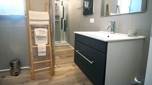 Suite romantique | Salle de bain | Douche, douche cascade, séchoir à cheveux, bidet