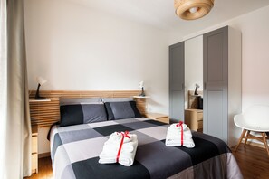 1 camera, una cassaforte in camera, tende oscuranti, insonorizzazione