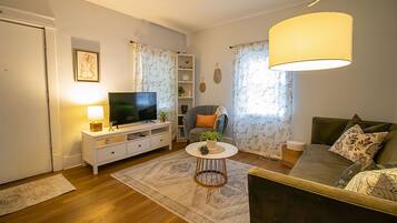 TV connectée, livres, écrans d'ordinateur