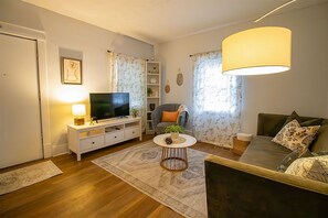 TV connectée, livres, écrans d'ordinateur