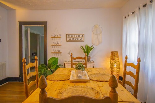 Cozy 1920s Nashville Cottage Near Downtown, Broadway & Vanderbilt