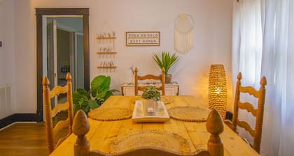 Cozy 1920s Nashville Cottage Near Downtown, Broadway & Vanderbilt