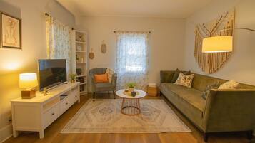 TV connectée, livres, écrans d'ordinateur