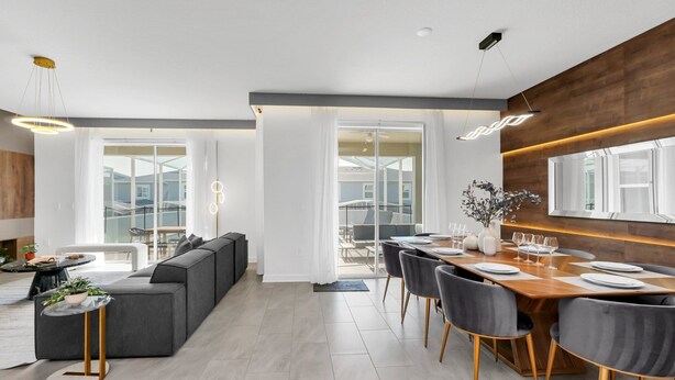 Un espace de salle à manger moderne avec une table en bois dressée pour six personnes, entourée de chaises grises.