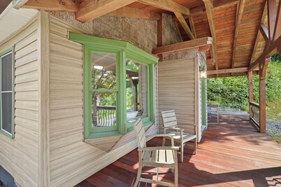 Cozy riverfront cabin on the New River.  Close to Boone and Appalachian State.