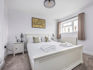 1 bedroom, desk, iron/ironing board, free WiFi - Stylish Flat Close To Beach - Pass the Keys (Chichester)