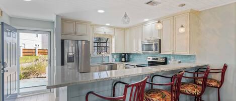 KĂŒhlschrank, Mikrowelle, Ofen, Herdplatte