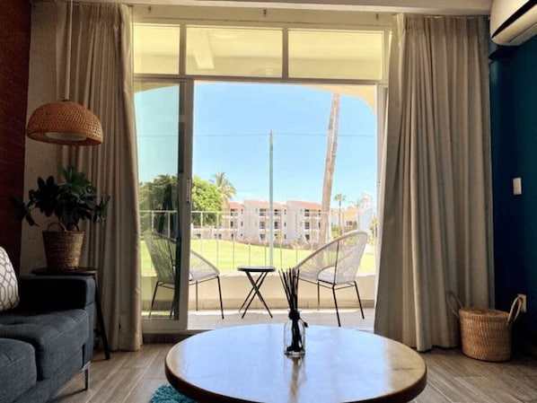 Apartment - Golf course view | Aire de séjour | Téléviseur à écran plat de 65 po avec télévision par câble