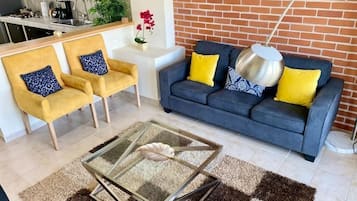 Appartement | Coin séjour | Télévision à écran plat de 65 pouces avec chaßnes par cùble