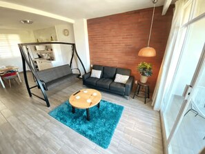 Apartment - Golf course view | Aire de séjour | Téléviseur à écran plat de 65 po avec télévision par câble
