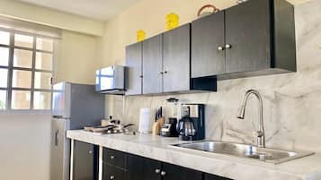 Departamento | Cocina privada | Refrigerador con congelador, microondas y parrilla de estufa
