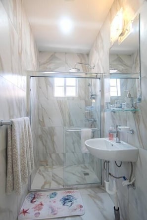 Dusche, Haartrockner, Handtücher