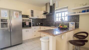 Refrigerador, microondas, parrilla de estufa y lavavajillas