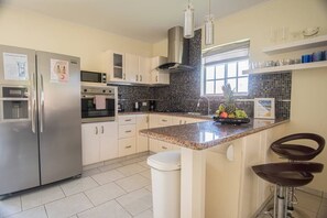 Fridge, microwave, stovetop, dishwasher - Blue Star Aruba Villa (Noord)
