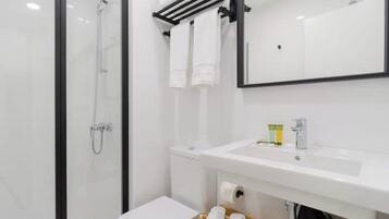 Een haardroger, handdoeken, zeep, toiletpapier