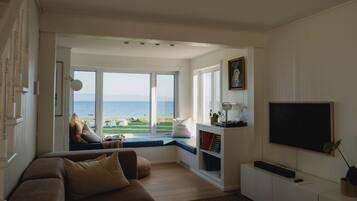 Smart-tv, bøger, stereoanlæg