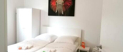 1 habitación, tabla de planchar con plancha, cuna de viaje y wifi