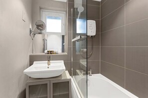 Baignoire, articles de toilette écologiques, sèche-cheveux, savon