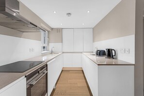 Kühlschrank, Ofen, Geschirrspüler, Wasserkocher mit Kaffee-/Teezubehör