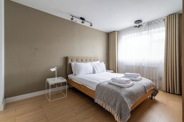 2 habitaciones, escritorio y tabla de planchar con plancha 