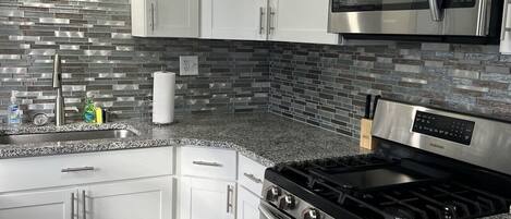 Een koelkast, een microgolfoven, een oven, een kookplaat