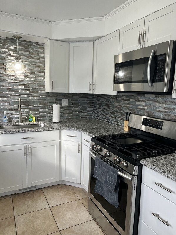 Refrigerador, microondas, horno y parrilla de estufa 