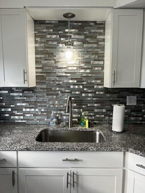 Sèche-cheveux, serviettes fournies, papier toilette