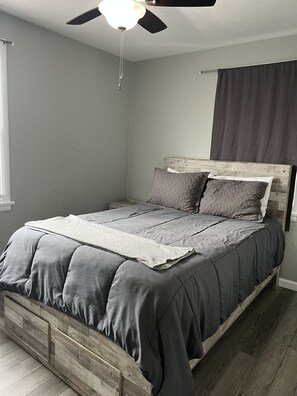 1 chambre, bureau, fer et planche à repasser, lit parapluie