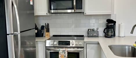 Frigorífico, microondas, horno y placa de cocina