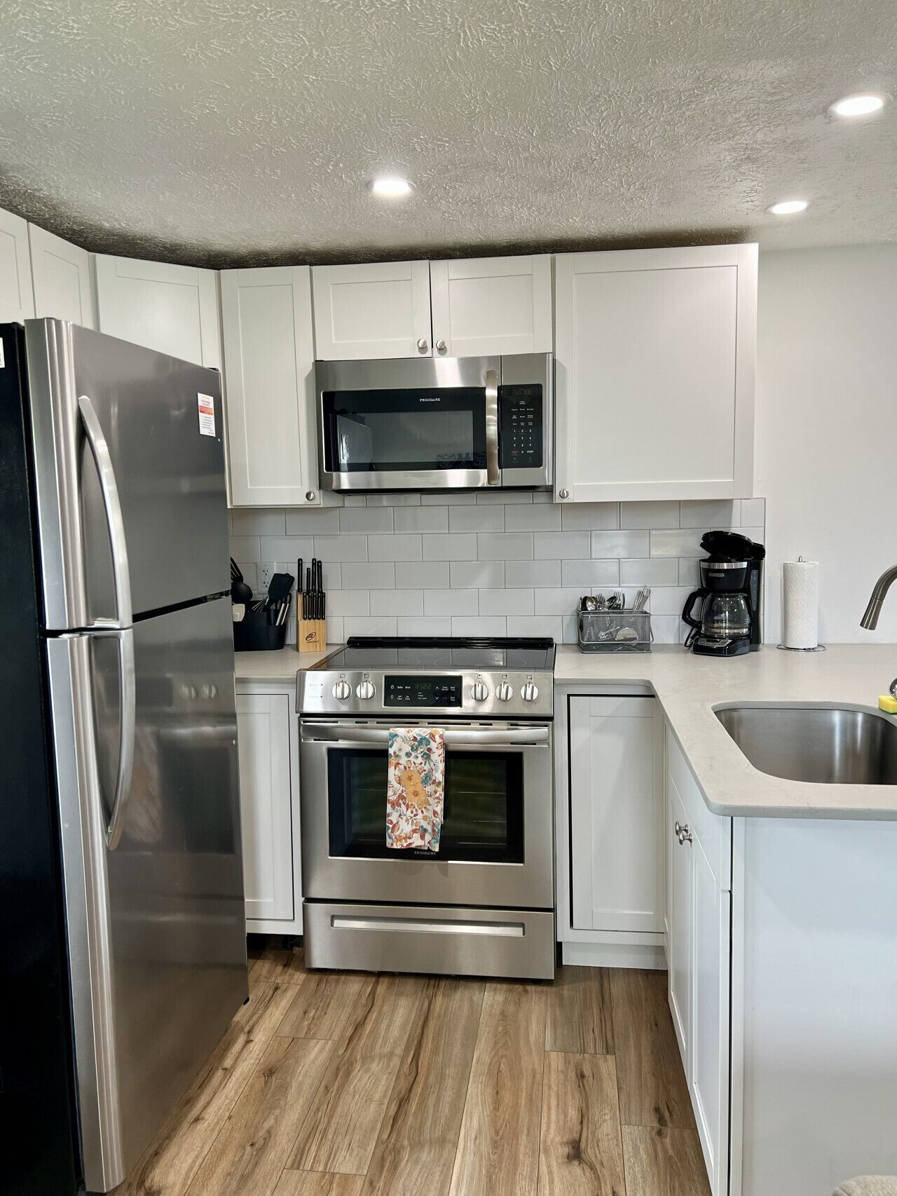 Jääkaappi, mikroaaltouuni, uuni, liesi