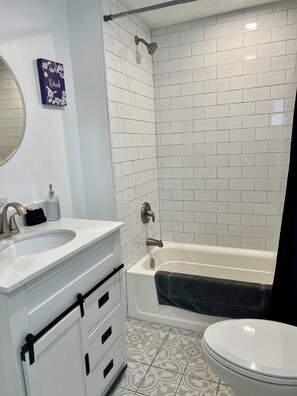 Hair dryer, toilet paper - GOTL Cozy Cottage- Sunset Vacation Rentals (Geneva)