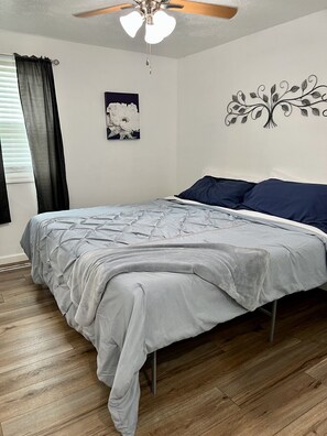 1 Schlafzimmer, Schreibtisch, Bügeleisen/Bügelbrett, Reisekinderbett